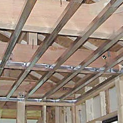 耐久性に優れ反りや縮みなしのスチール製天井下地材「メタルフラット」