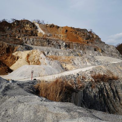 原材料は栃木県のより石灰岩を採掘。