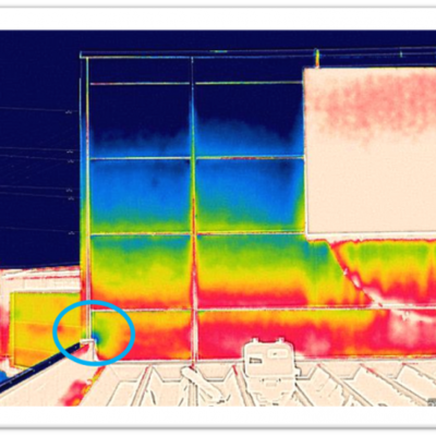 工場の雨漏り調査事例：工場屋上の写真（青丸で囲まれた箇所に雨水が滞留しています）